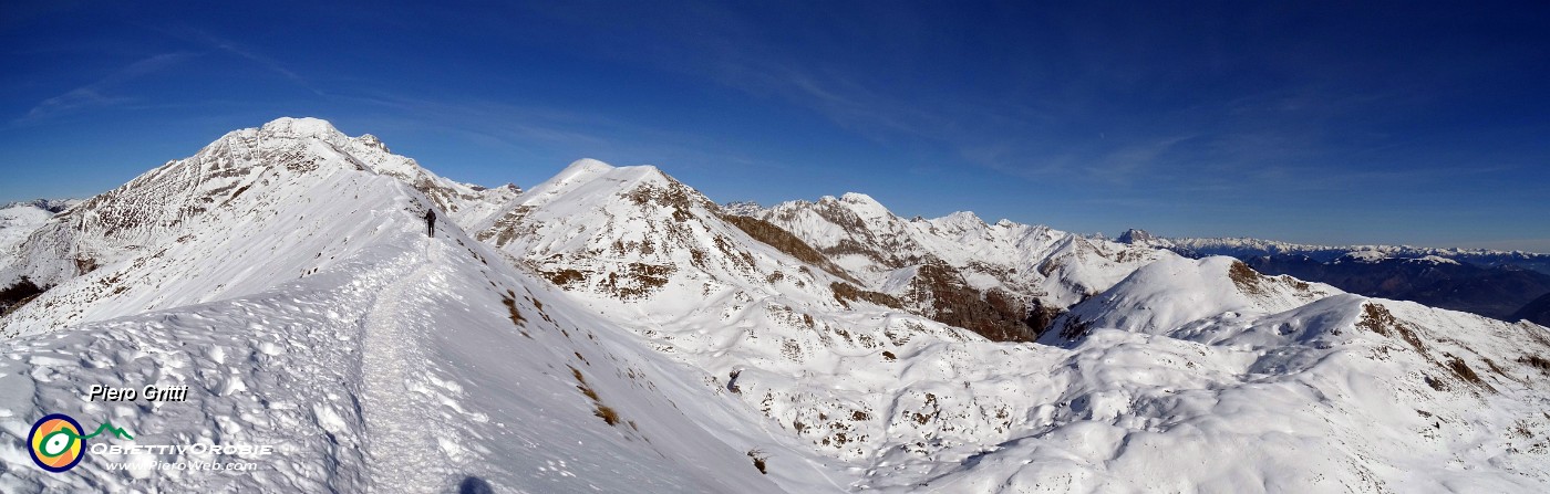 30 Percorriamo con attenzione la traccia nella neve sulla affilata cresta per Cima Grem.jpg